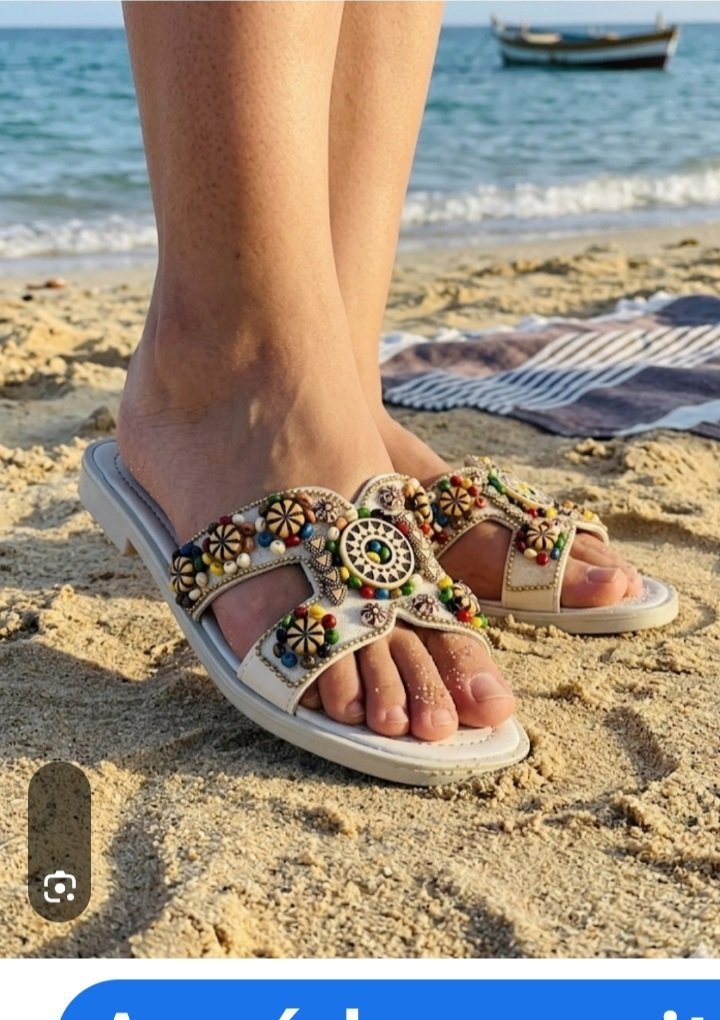 Claquettes estivales neuves.