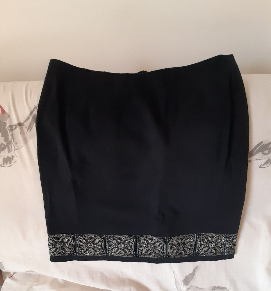 jupe noire avec broderies geometriques