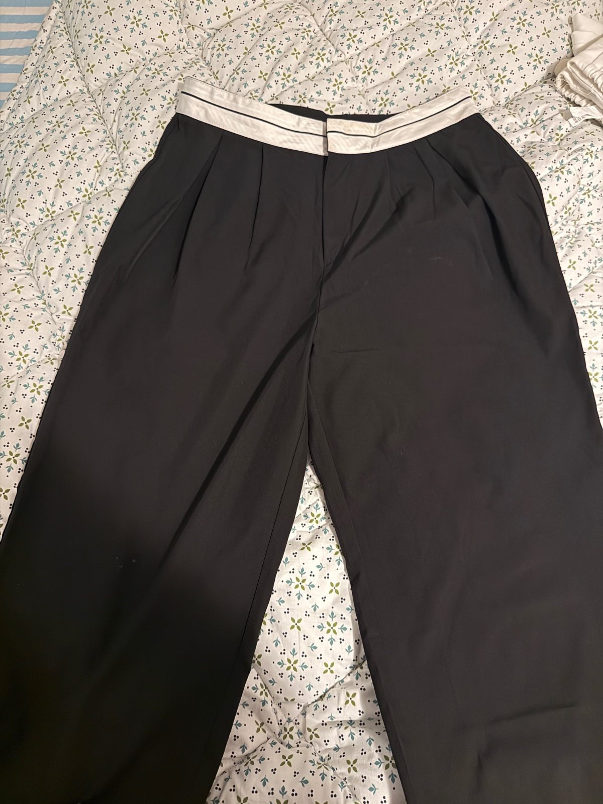 Pantalon fluide noir avec detail blanc 