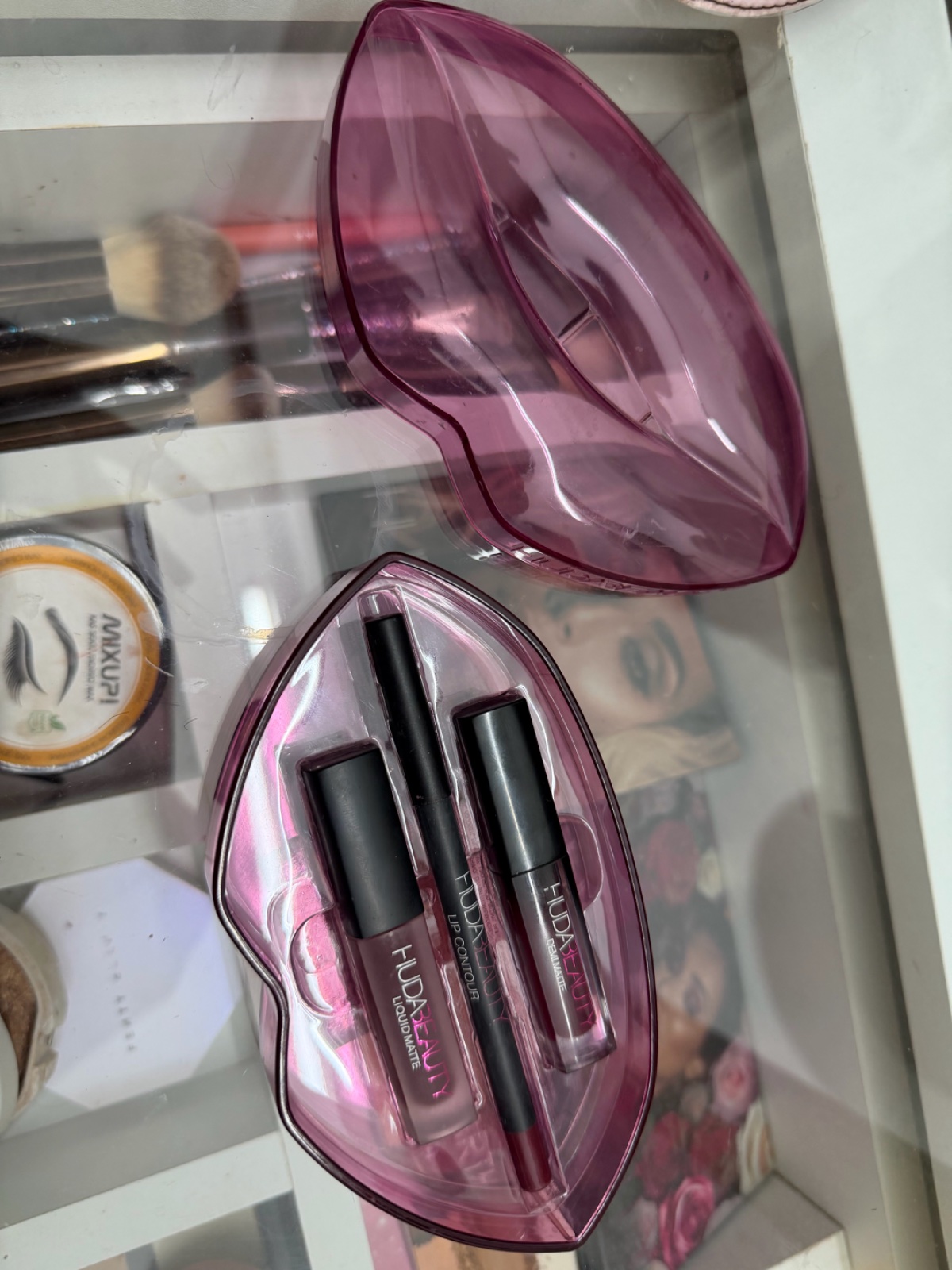 Gloss demi matte et LIQUID matte avec Lip contour huda beauty