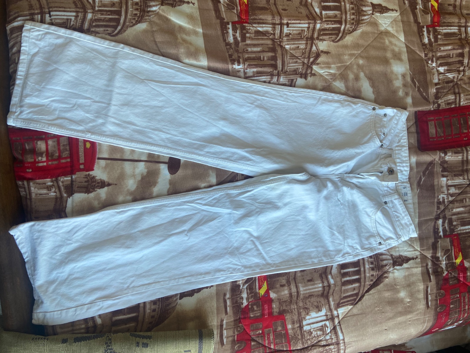 Un pantalon baggy blanc 