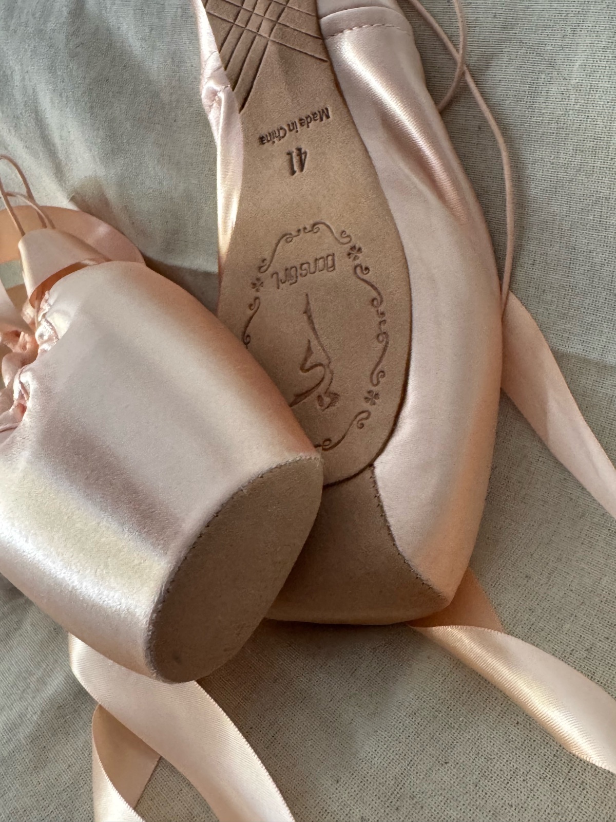 1 paire dans l'emballage de chaussons de ballet de luxe en satin 