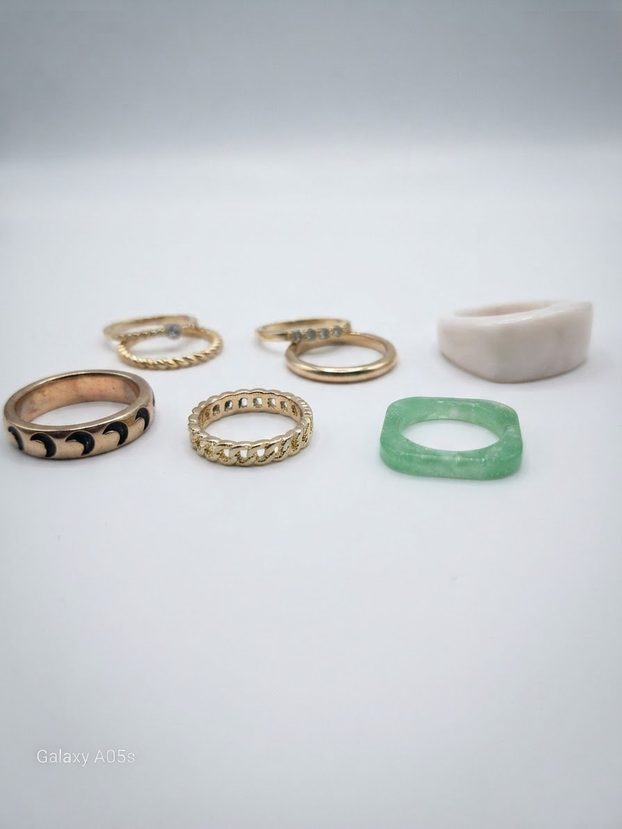 Lot de 7 bagues tendance (dorées, motif lune, résine verte et blanche)