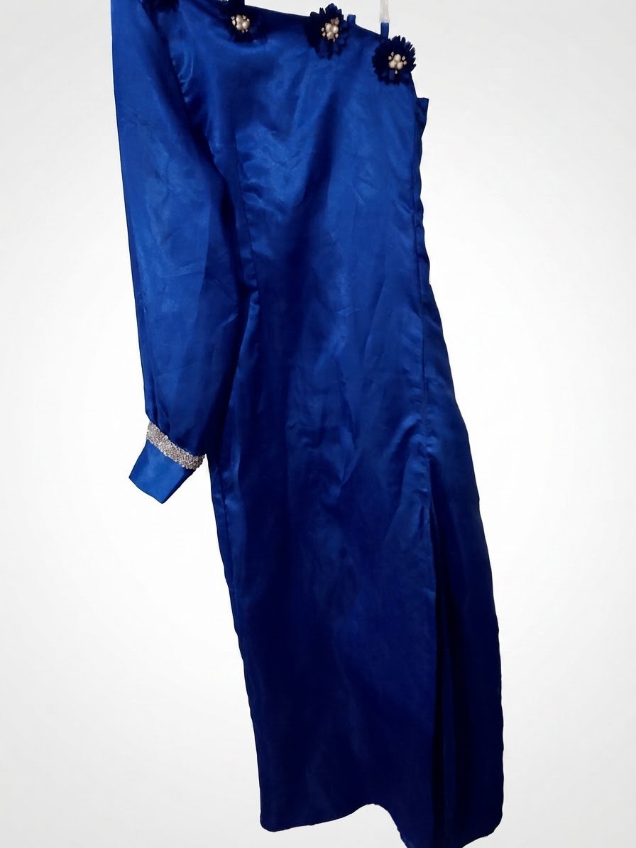 Robe de soirée longue bleu roi élégante avec fleurs et strass