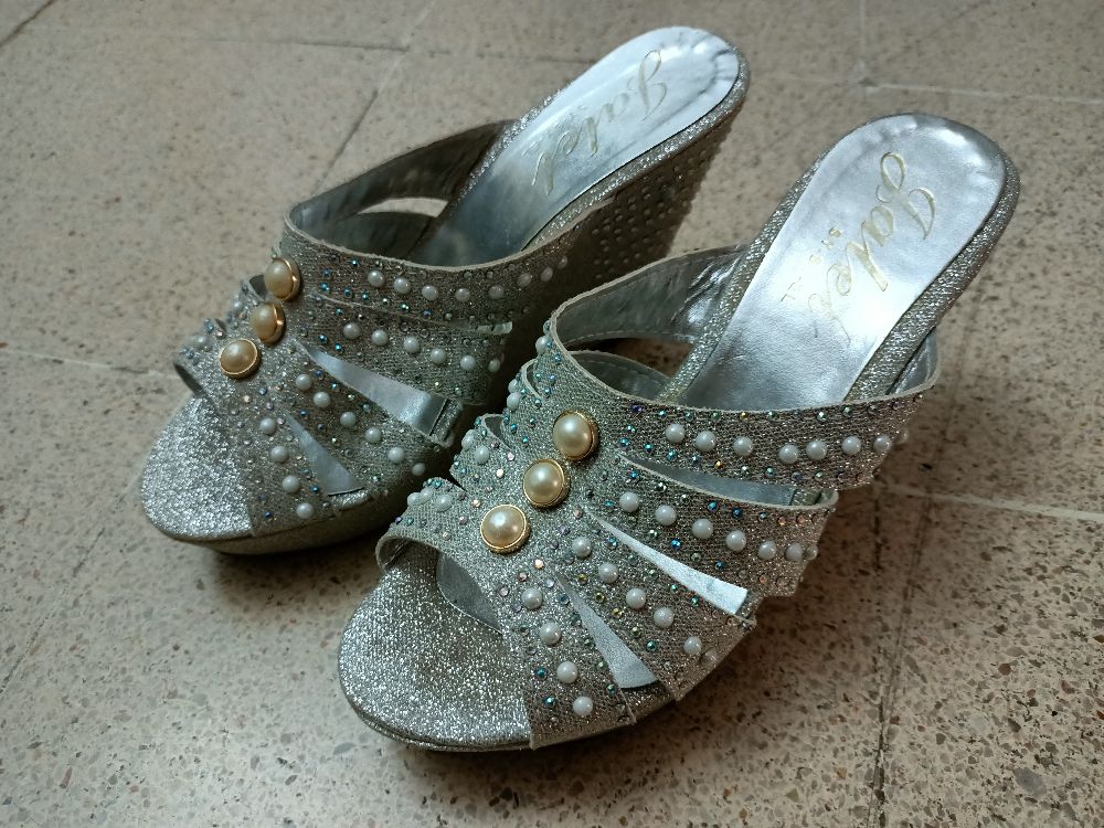 Des mules bateau en argent pour dames 