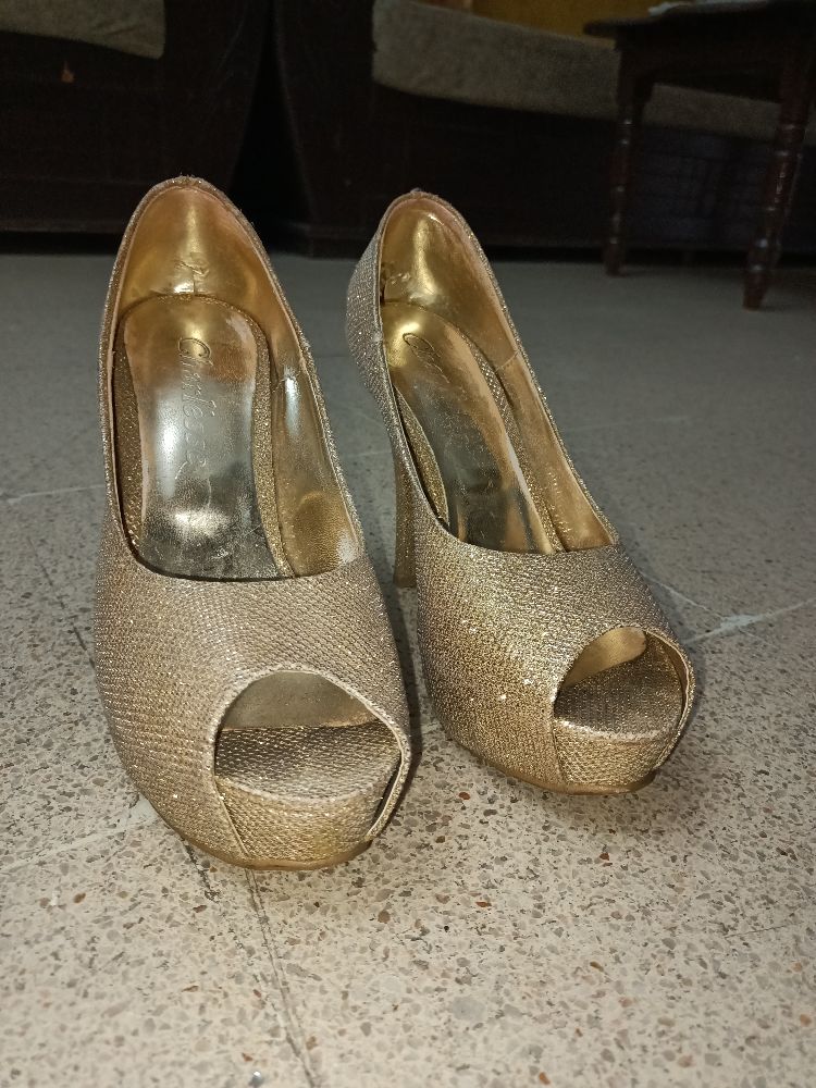 des talons dorés