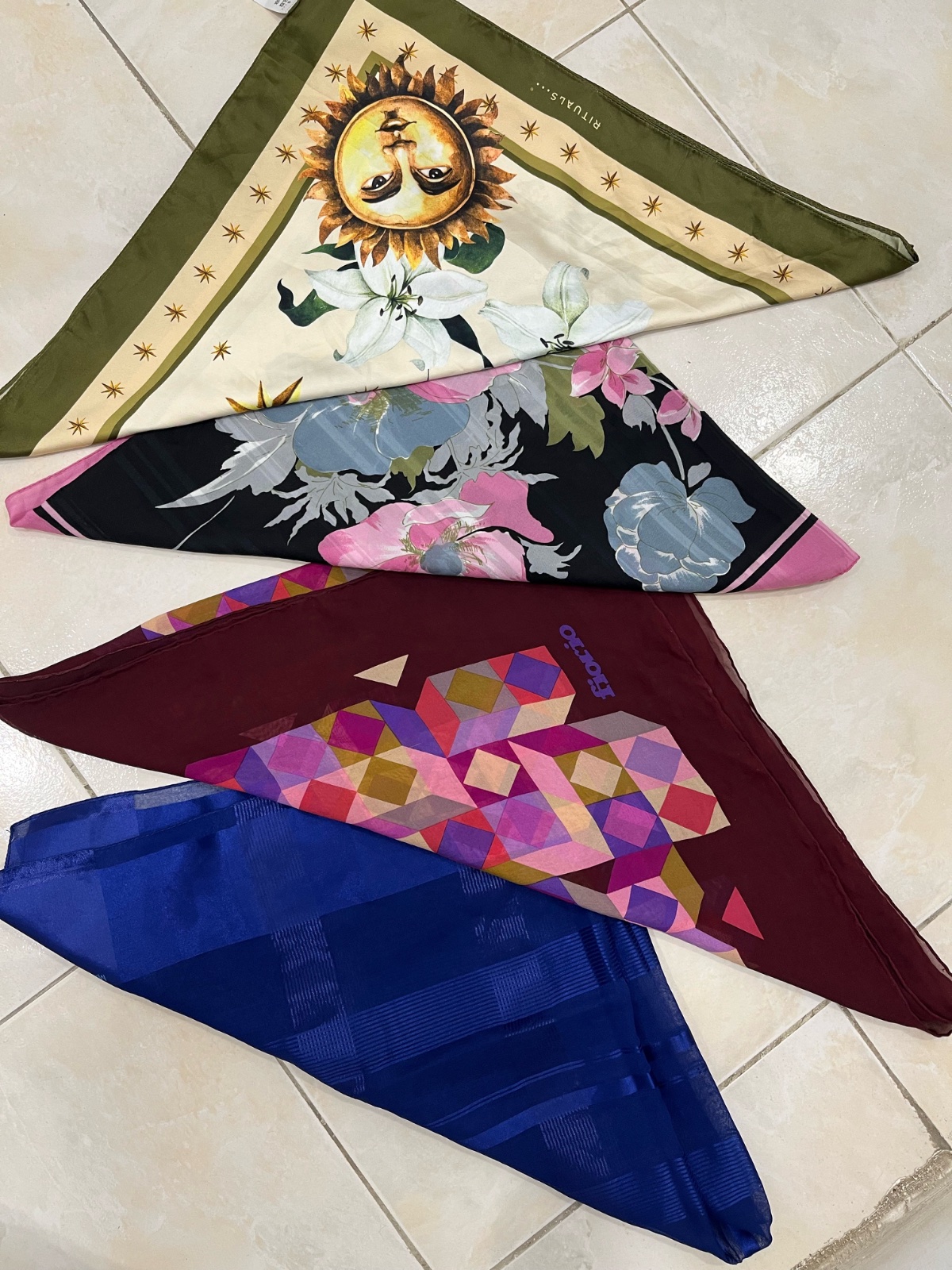 Lot 4 foulard