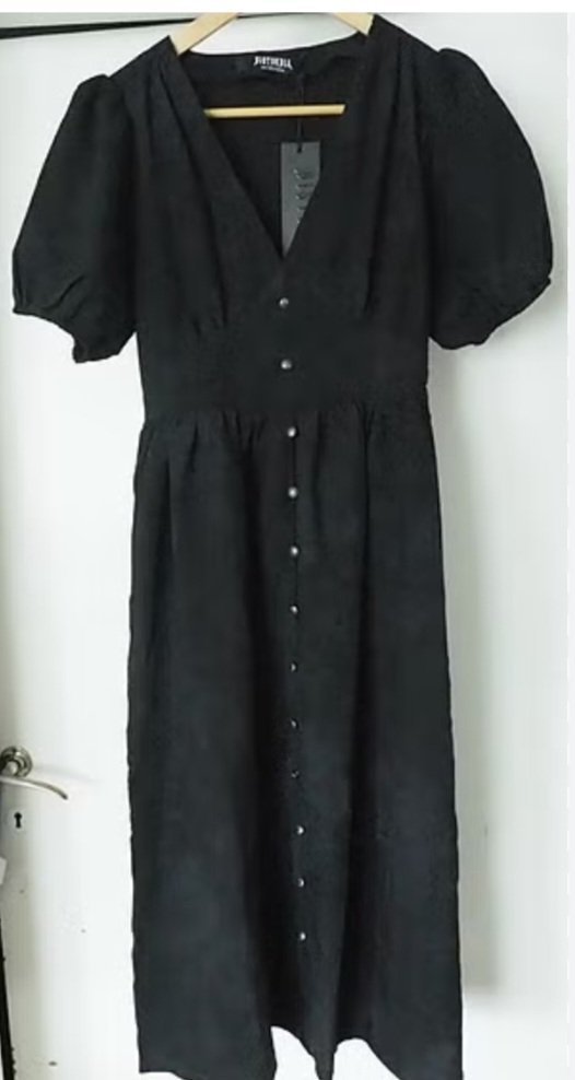 Une robe très tendance noir avec reflet