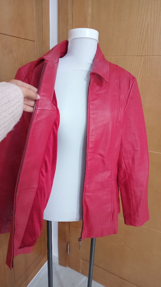 Veste en cuir rouge