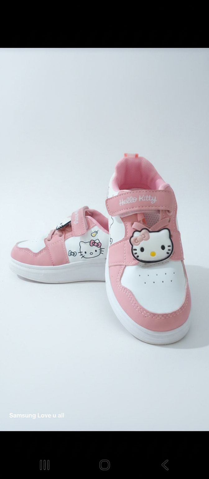 Les basket hello kitty pointures 26--->30 Yjiwek m3ahom 2 stickers yet7atou men 9odem  Très souple