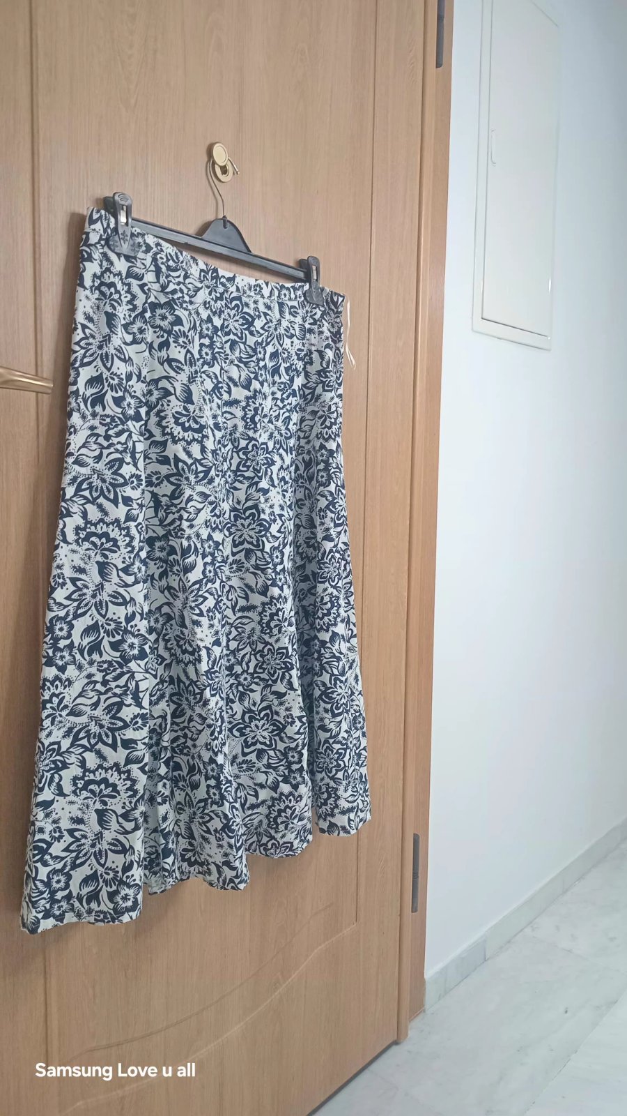 Une jupe 9amraya blanc et bleu marine 