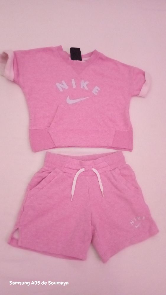 Tenue pour fillette très magnifique état neuf