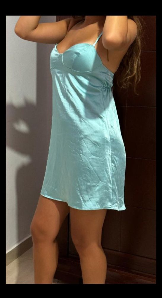 une robe satiné très sexy