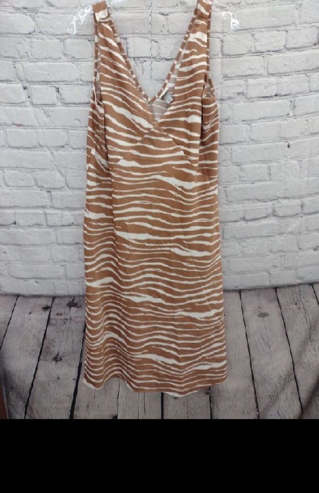 Robe fluide au tombé élégant, sublimée par un tissu au toucher satiné doux et raffiné
