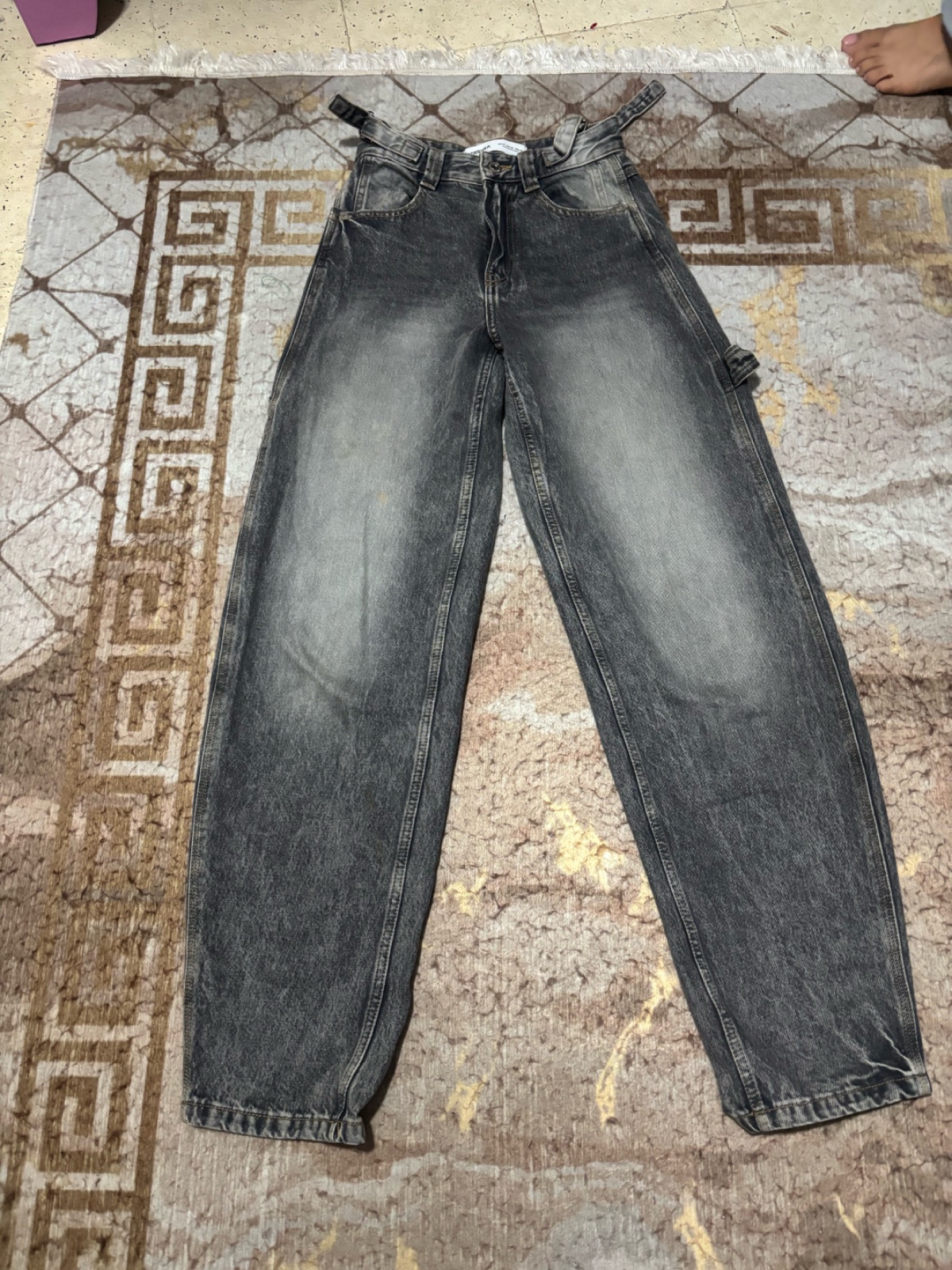 Un pantalon bershka gris