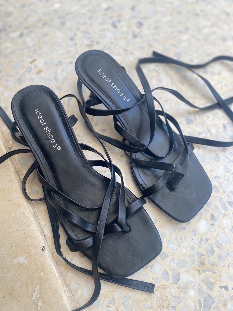 Sandales noires à talons bas avec brides et lacets 