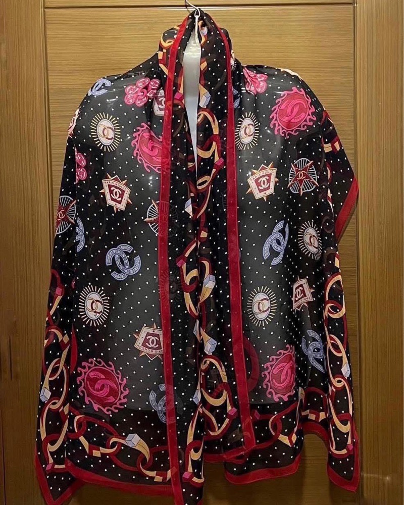 Foulard en soie model chanel