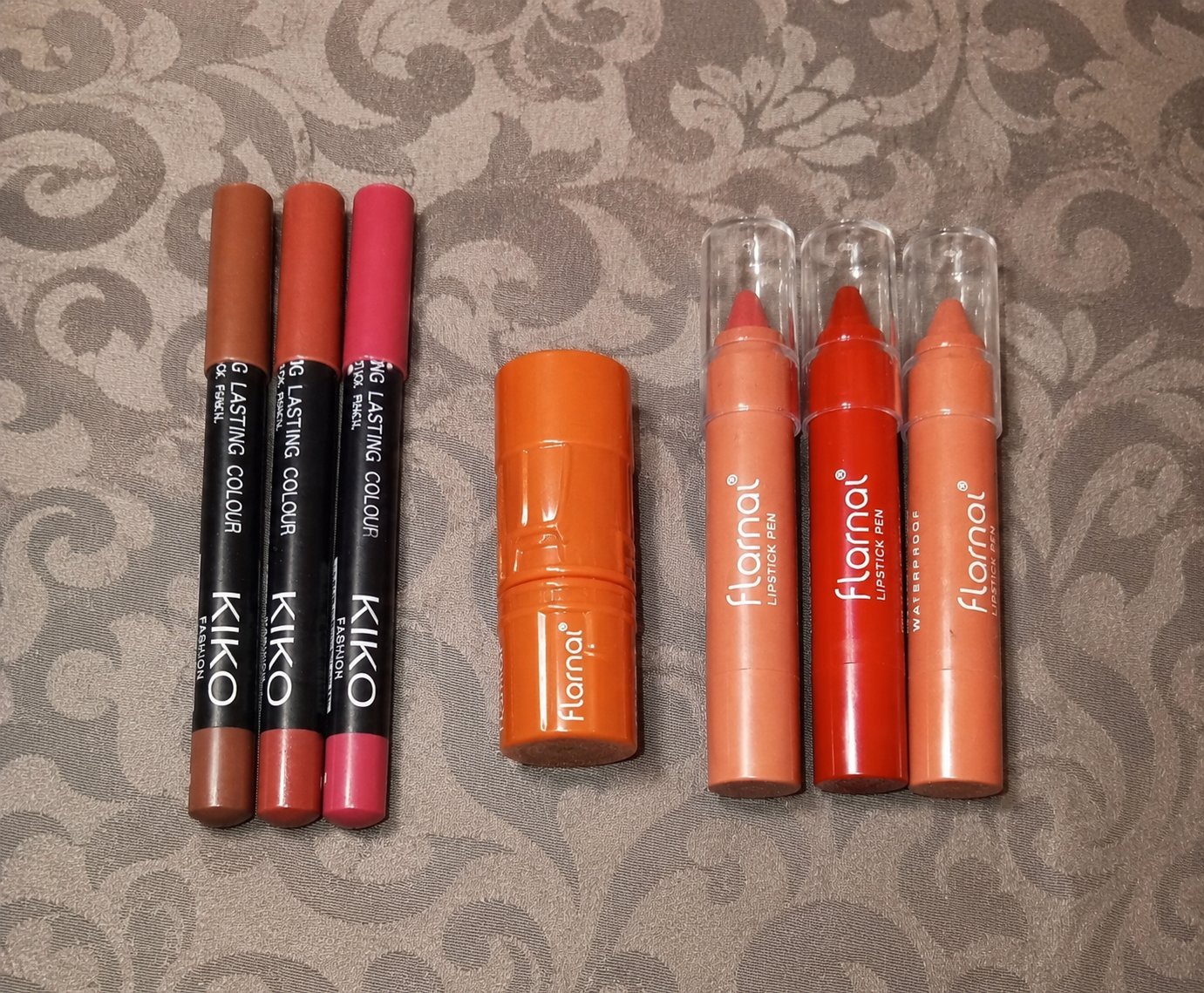 Pack:3Crayon a lèvres+4 rouge a lèvres