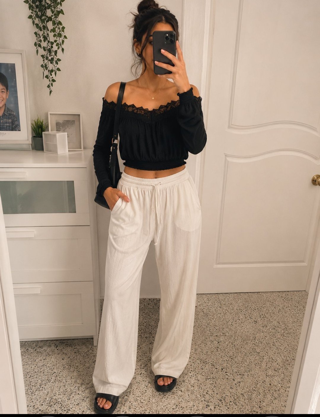 🖤 Top noir en dentelle – Élégance & féminité