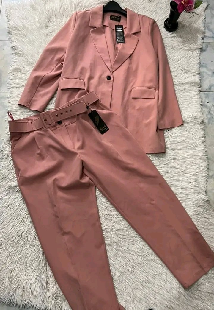 Set blazer et pantalon ceinturé 