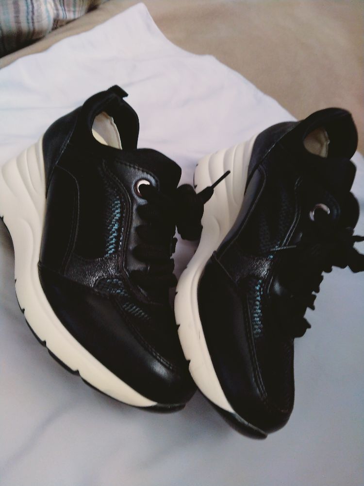 Basket noire et blanc pointure 36 toute neuve 