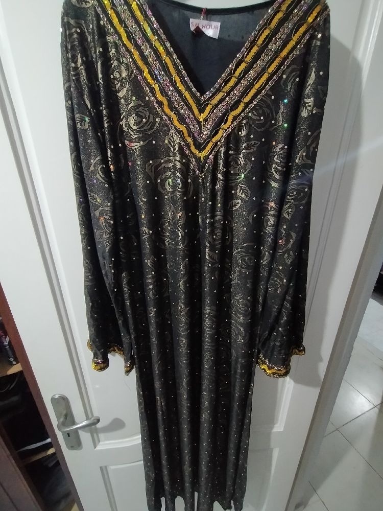 Robe noire dorée  toute neuve