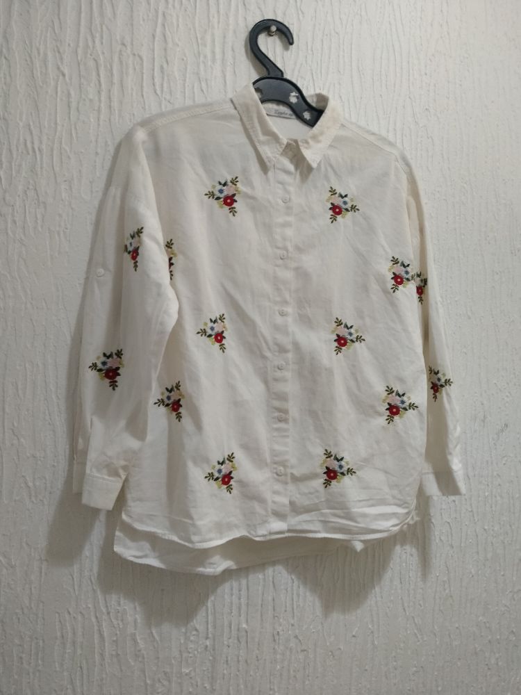 Chemise blanche a fleurs