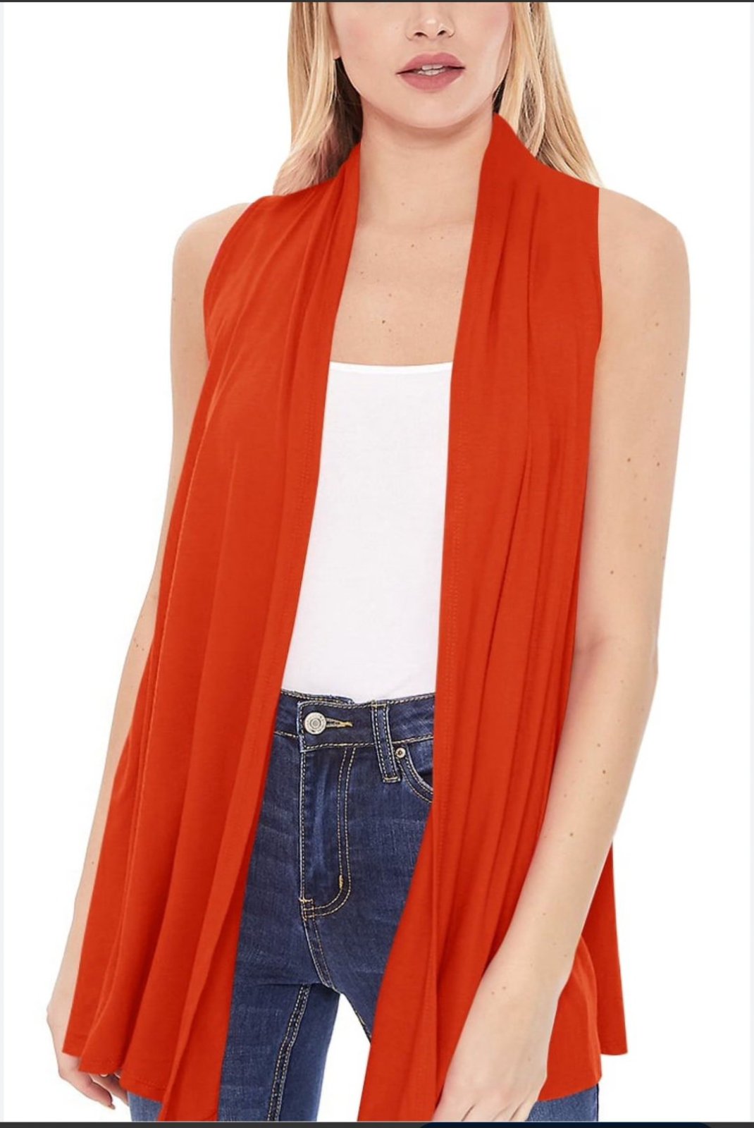 Gilet long orange de style cardigan ouvert, similaire à des modèles de marques comme ZXZY ou Pleats Please Issey Miyake, présente une coupe sans manches avec un drapé fluide