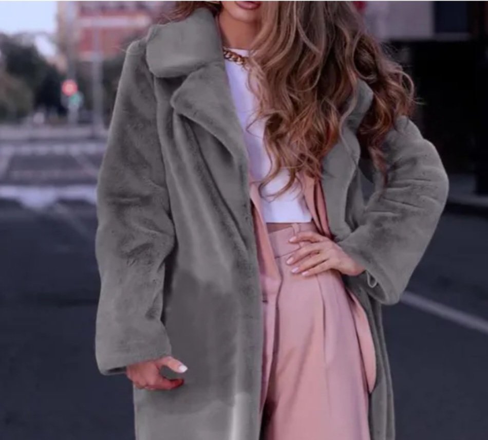 Manteau en fausse fourrure gris est un modèle de la marque Pull&Bear