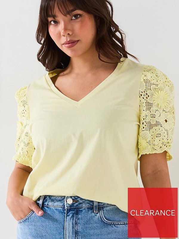 Haut jaune à manches en dentelle est un t-shirt à encolure en V 