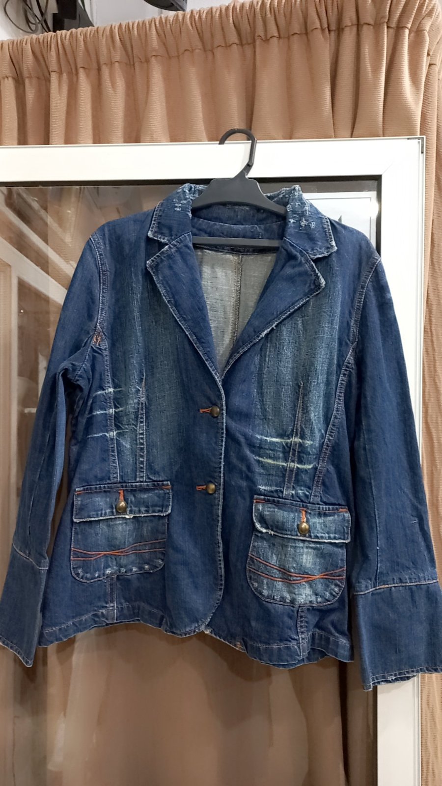Veste en jean délavé pour femme, de style business-casual. 