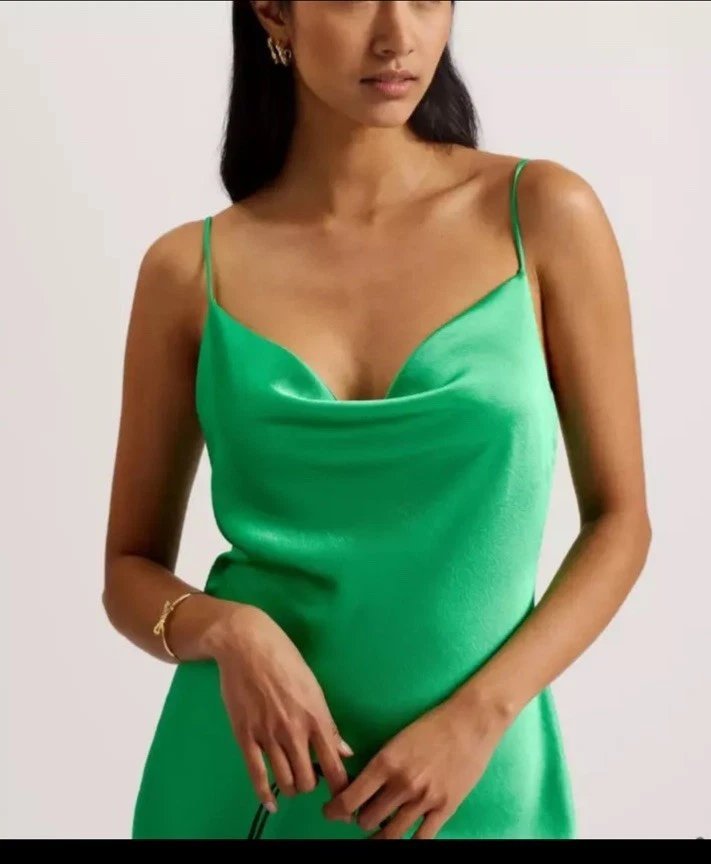 Robe en satin vert de chez bershka présente un décolleté bénitier élégant.