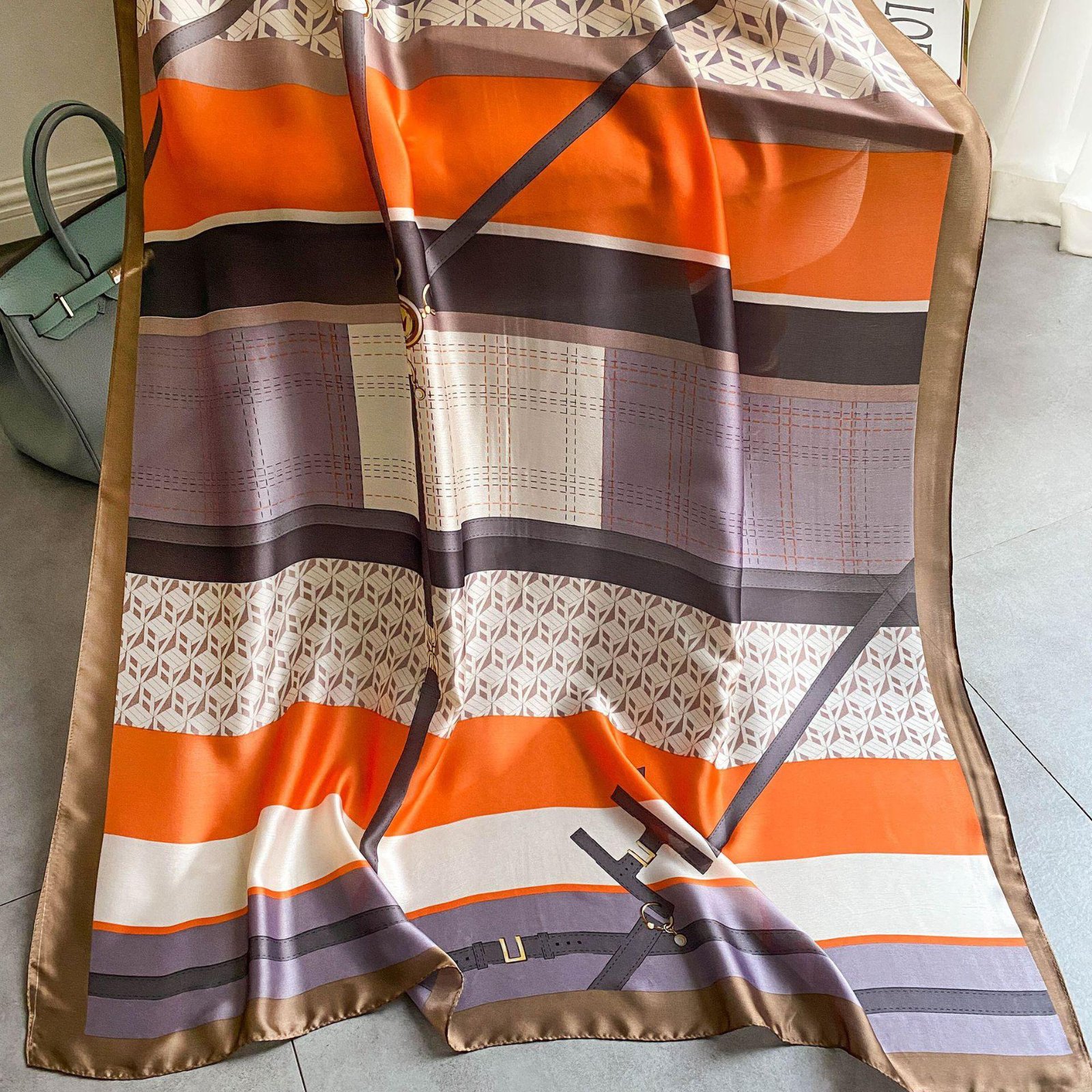 Foulard en soie à motifs géométriques et de boucles de ceinture 90cm ×180 cm