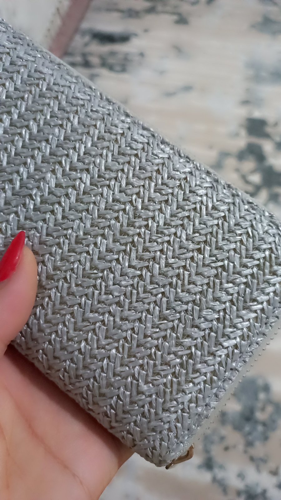 Portefeuille gris clair, similaire au modèle tressé Stradivarius, se distingue par sa fermeture éclair sur tout le pourtour.