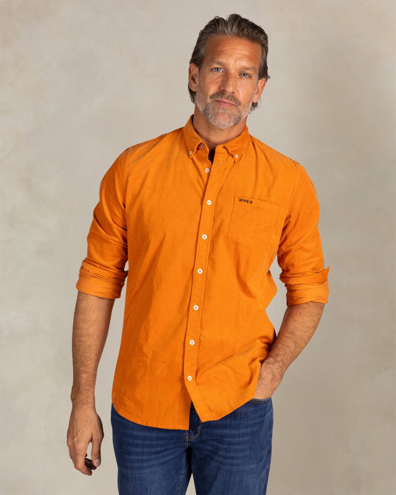 Une chemise de la marque Olymp, caractérisée par sa couleur orange vif et son style formel ou décontracté selon le tissu et le col ce model body fit 