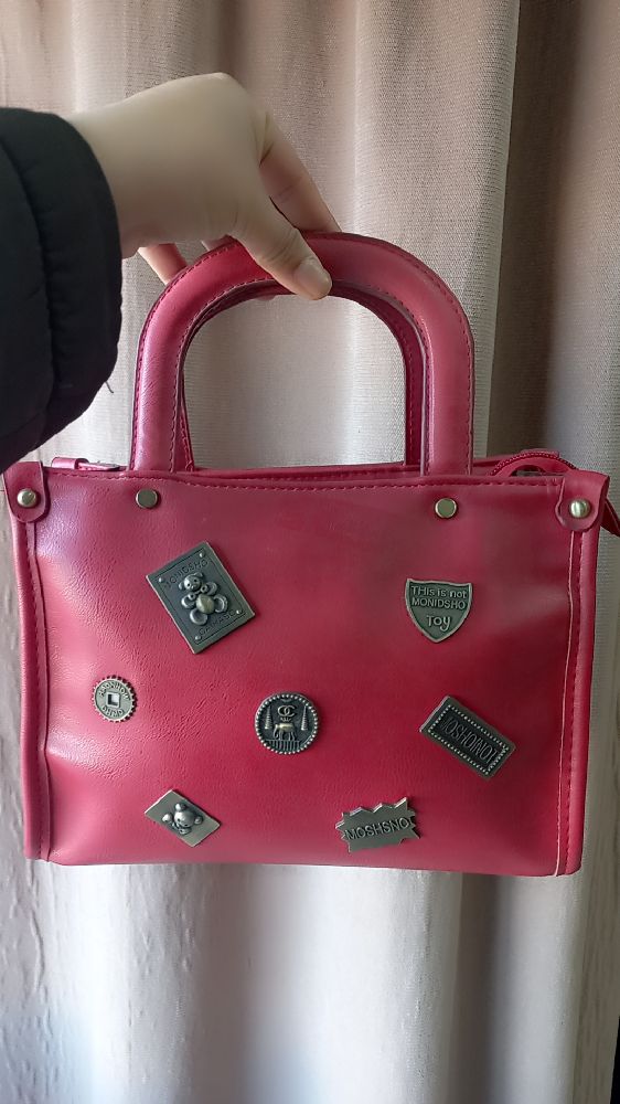 Sac avec bandoulière rouge 