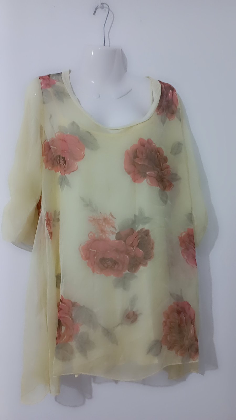 Êtement d'inspiration italienne ressemble fortement à la blouse fluide en mousseline et soie à imprimé floral de chez Nova of London, 