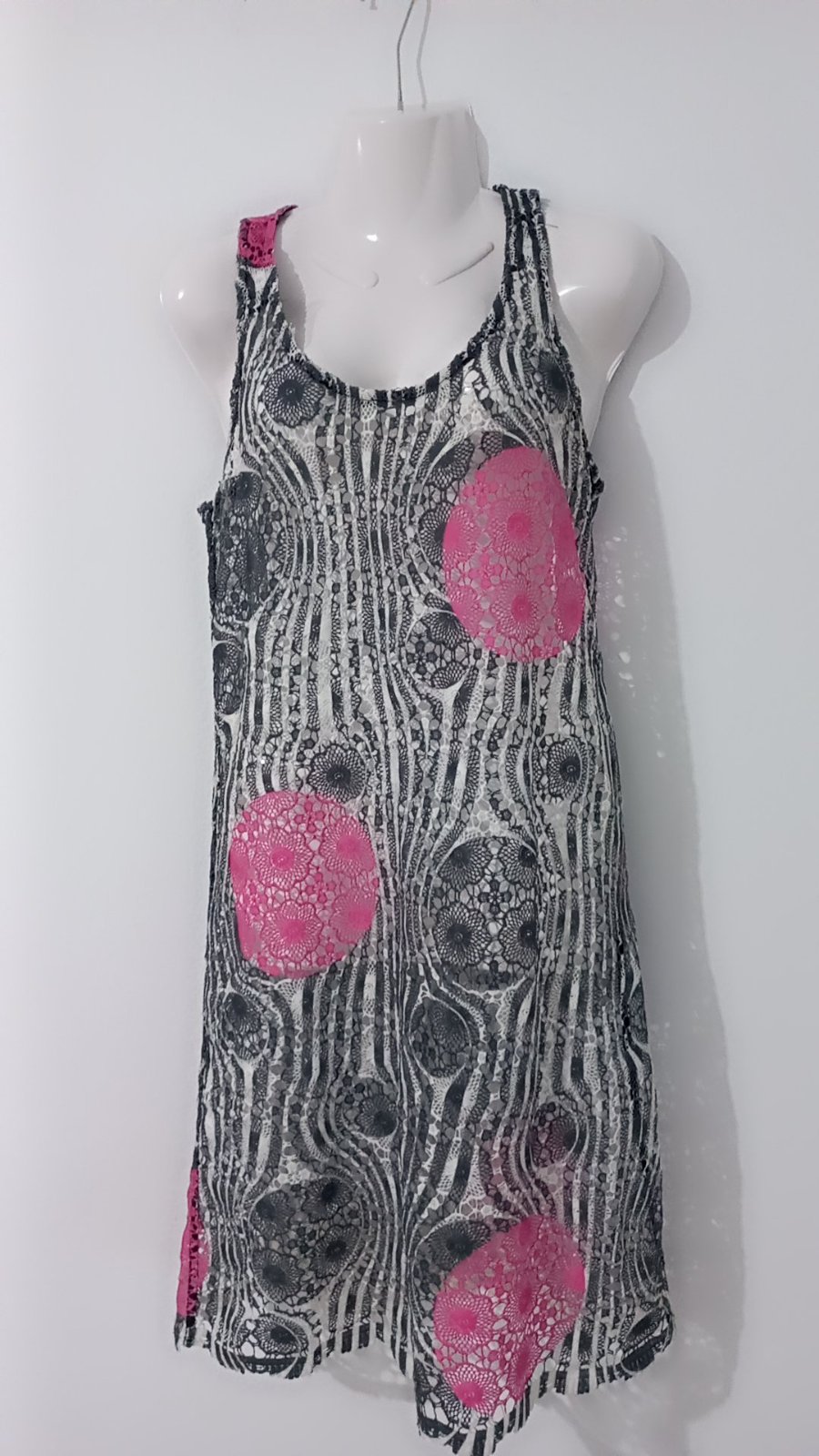 Robe courte de marque Jijil présente un motif graphique de lignes ondulées en noir et blanc avec des accents de cercles roses