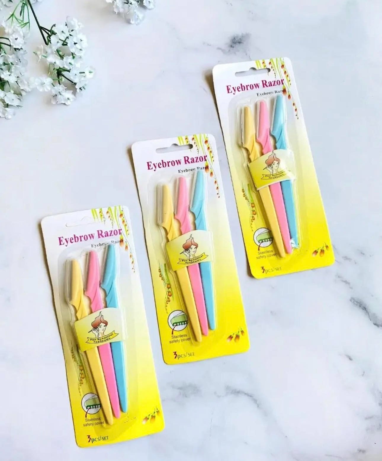 3 lot de rasoirs à sourcils colorés est conçu pour façonner les sourcils et éliminer les poils fins du visage.