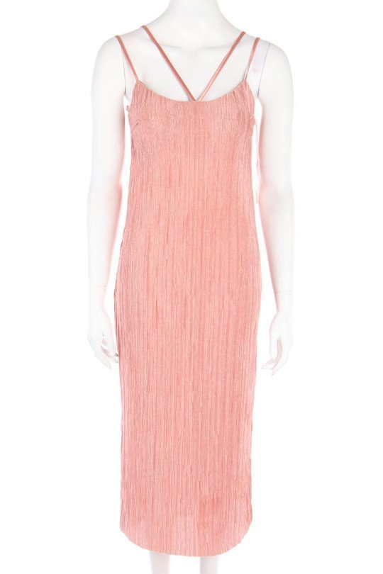 Robe rose Massimo Dutti est caractérisée par son tissu plissé texturé et ses fines bretelles.