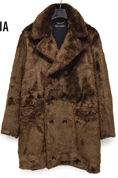 Un manteau croisé en fausse fourrure marron. 