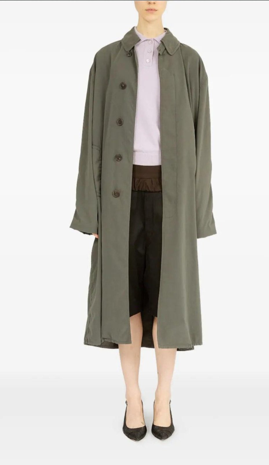 Trench-coat long de couleur vert sauge, similaire au modèle Devika de Fibre Mood ou à certains trenchs longs de Maison Margiela. 