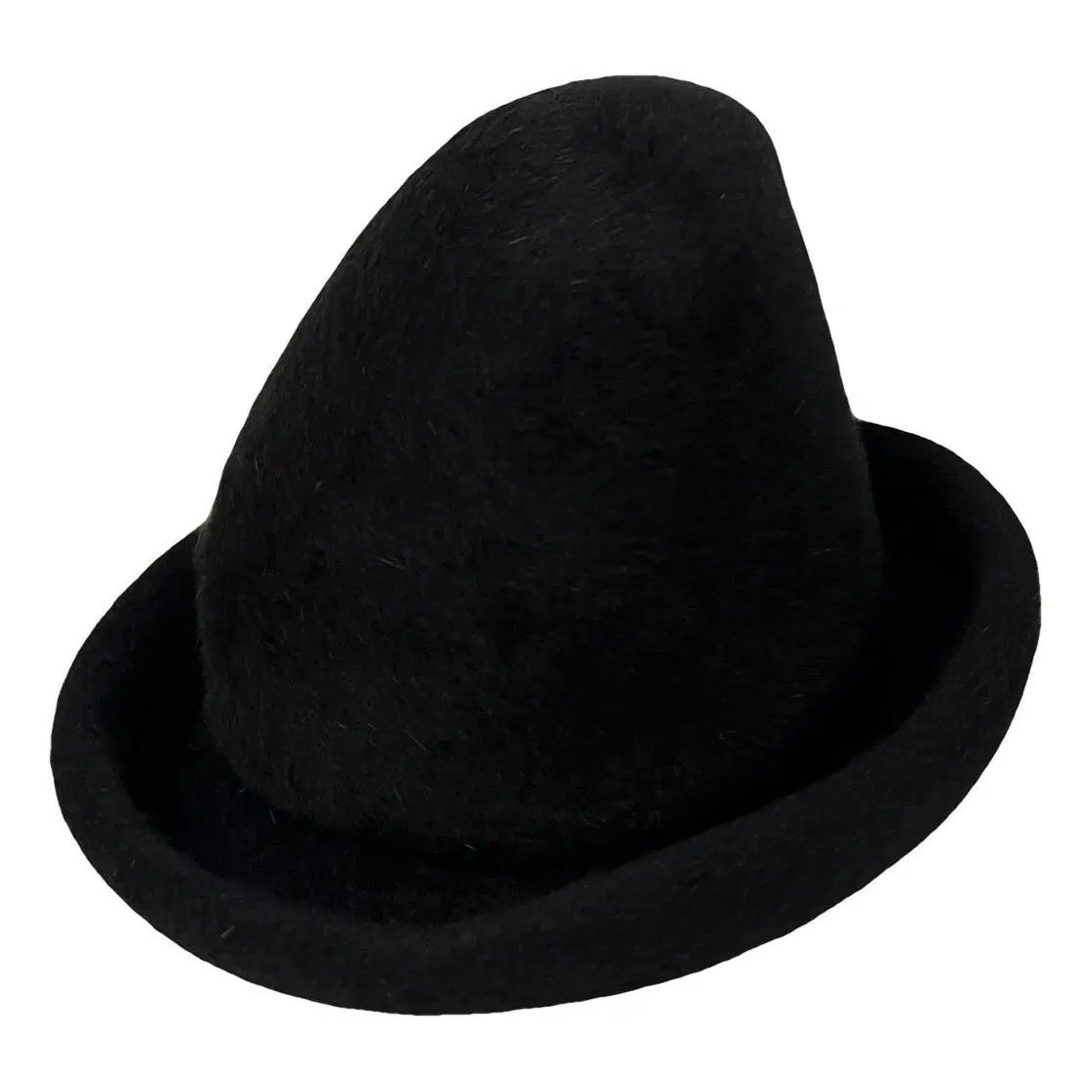 Un chapeau en feutre noir de style fédora 