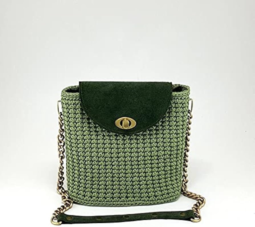 Sac bandoulière artisanal fait main associe une structure en crochet gris foncé à un rabat en similicuir noir et une anse en chaîne dorée entrelacée.