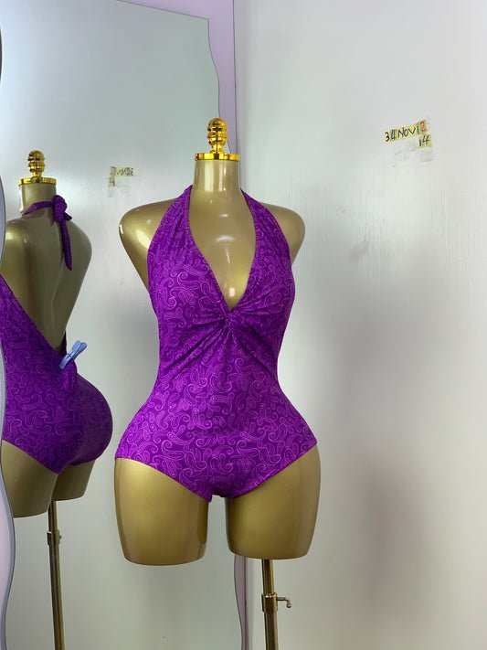 Maillot de bain une pièce de la marque Tu présente un motif cachemire violet et une coupe halterneck. 