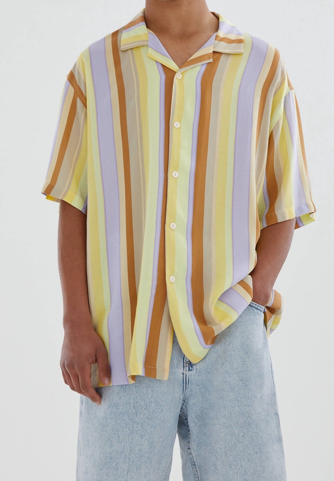 Chemise décontractée à manches courtes de la marque Denim & Flower se distingue par ses rayures verticales dans des tons pastels de jaune, orange et violet.