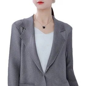 Une veste  blazer de la marque Mani trois-quarts juste ydeha lazmhom 3atfa magsousin  photo n6 w fiha nokba sghira ta7t poche droite matbanech sghira 3laker photo n3 hawini taille mal noté tlabess 40 fort 