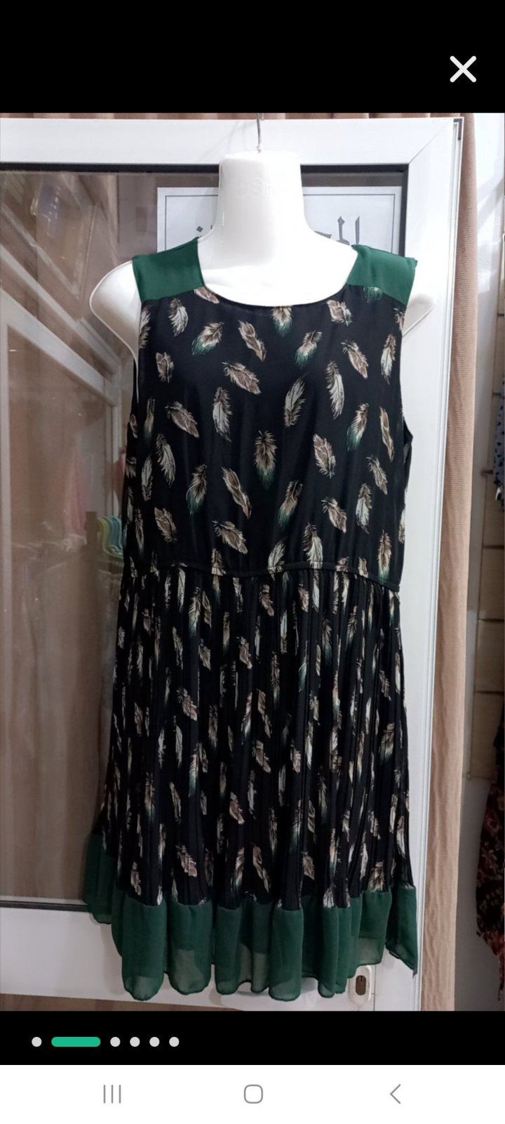 Robe ONLY présente un motif de plumes noir et vert avec une jupe plissée