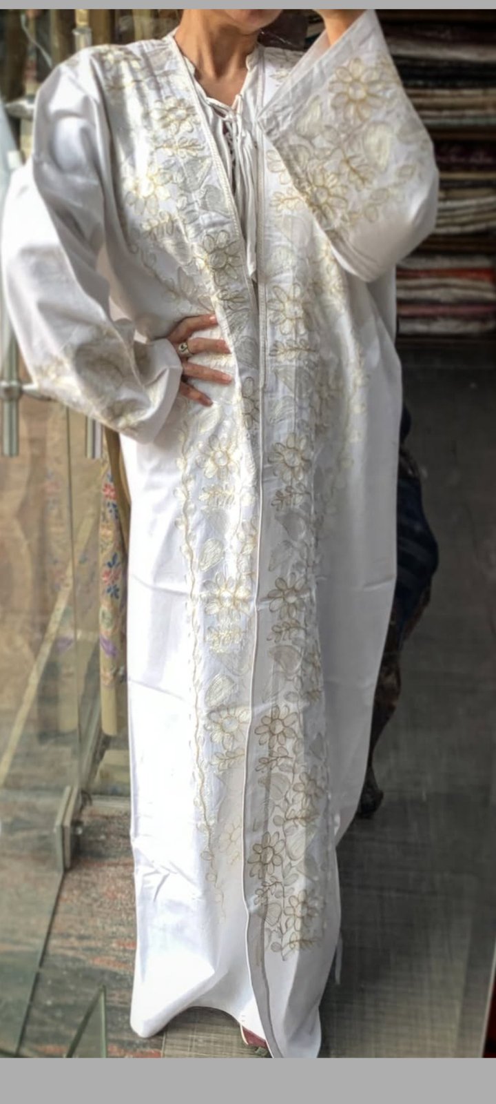 un caftan marocain blanc brodé à la main 