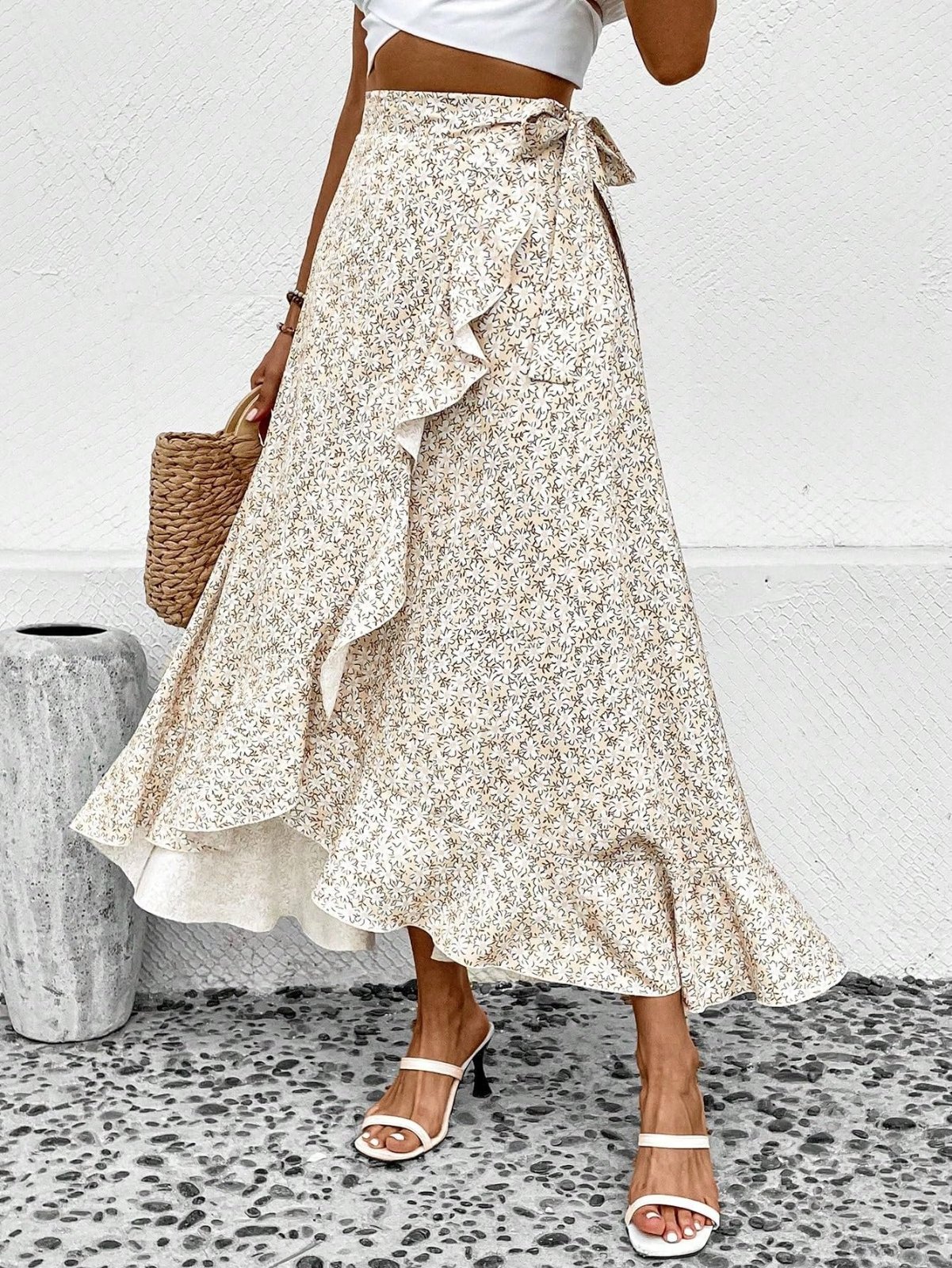Jupe trapèze de la marque GB Girls (disponible sur eBay) se distingue par sa fermeture portefeuille boutonnée, ses volants asymétriques sur le devant et son imprimé tacheté beige et blanc.